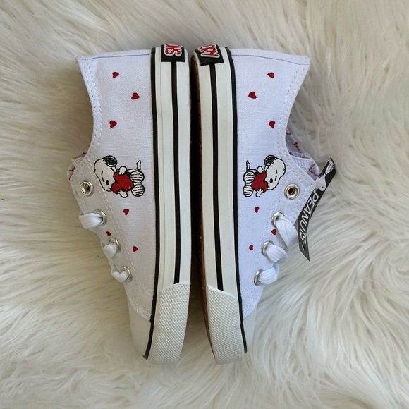 New Toddler Girl's Peanuts Snoopy White Canvas Slip On Shoes Various Sizes NIB - Picture 3 of 11